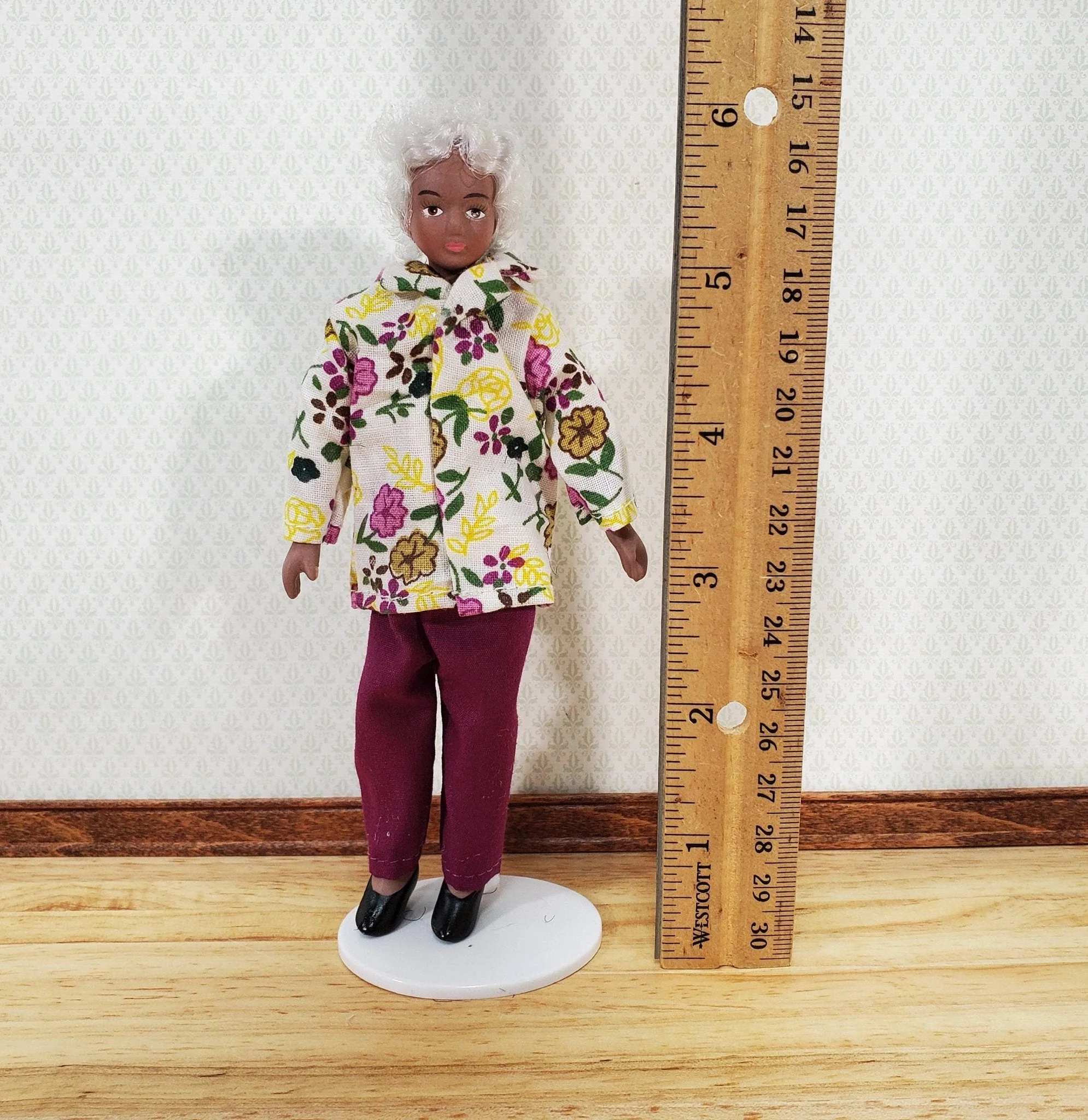 Dollhouse Modern Grandma Black Brown Doll Grandmother Woman Porcelain Poseable 1:12 Scale Miniature - Image 4