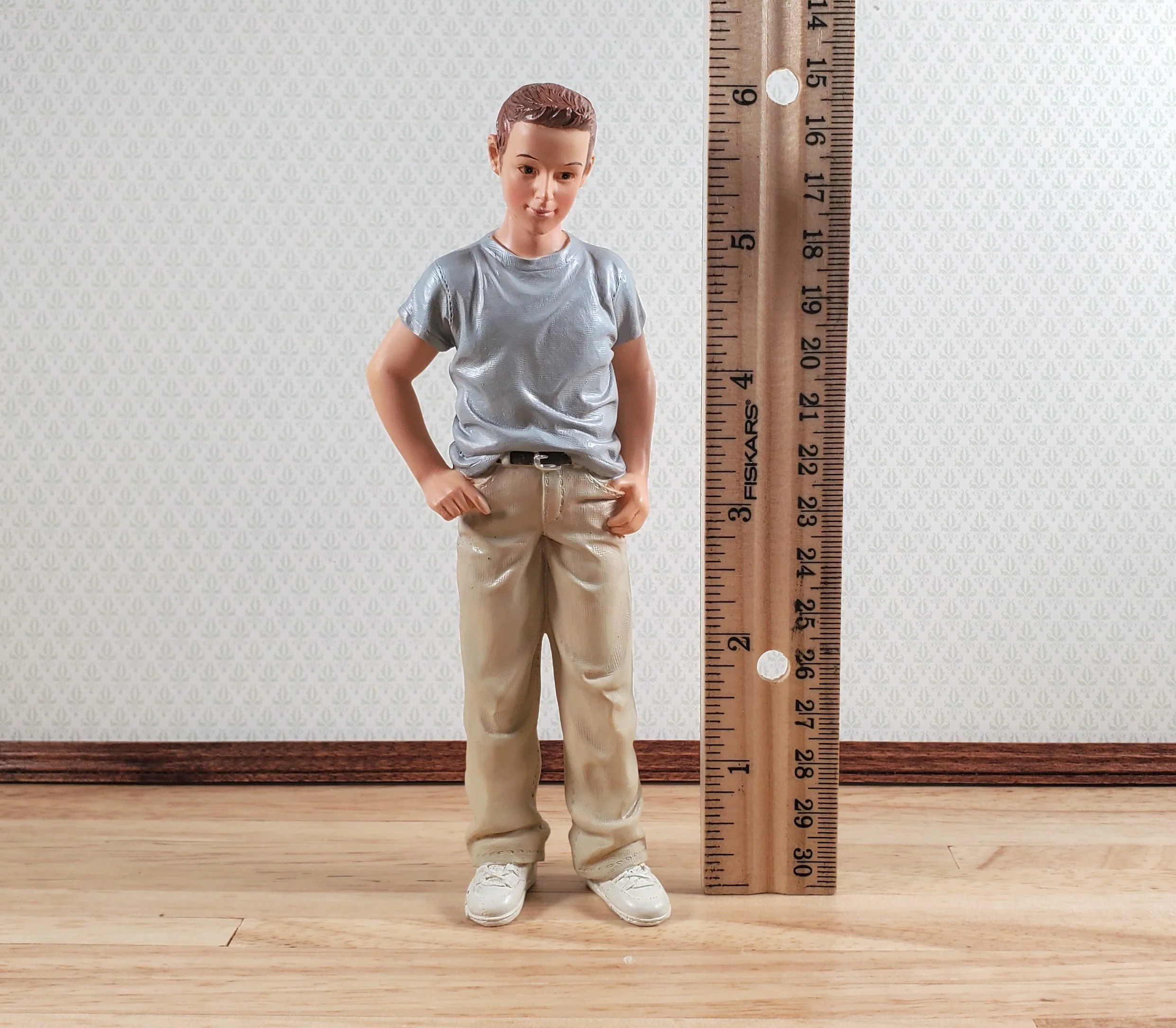 Dollhouse Modern Young Man Male Standing Casual T-Shirt 1:12 Scale "Brantley" - Image 5