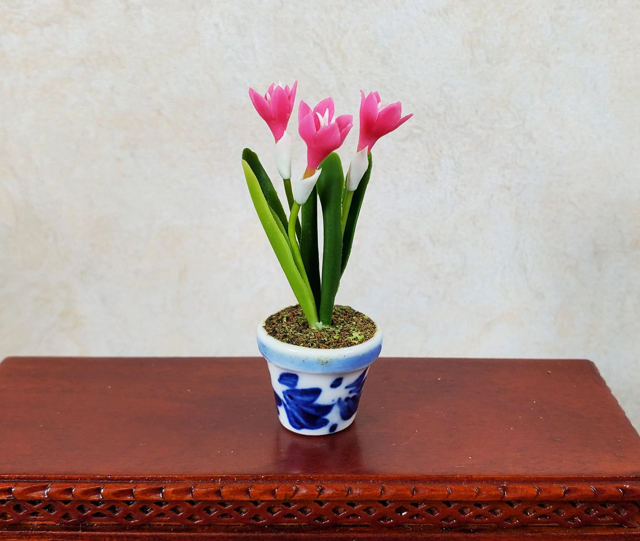 Dollhouse Pink Crocus in Blue and White Ceramic Pot 1:12 Scale Miniature Plant - Image 2