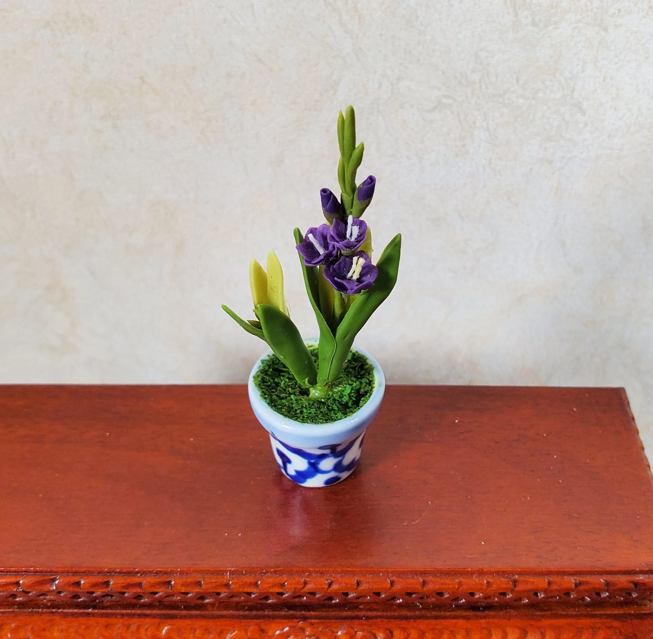Dollhouse Purple Gladiolas in Blue & White Ceramic Pot 1:12 Scale Miniature - Image 2