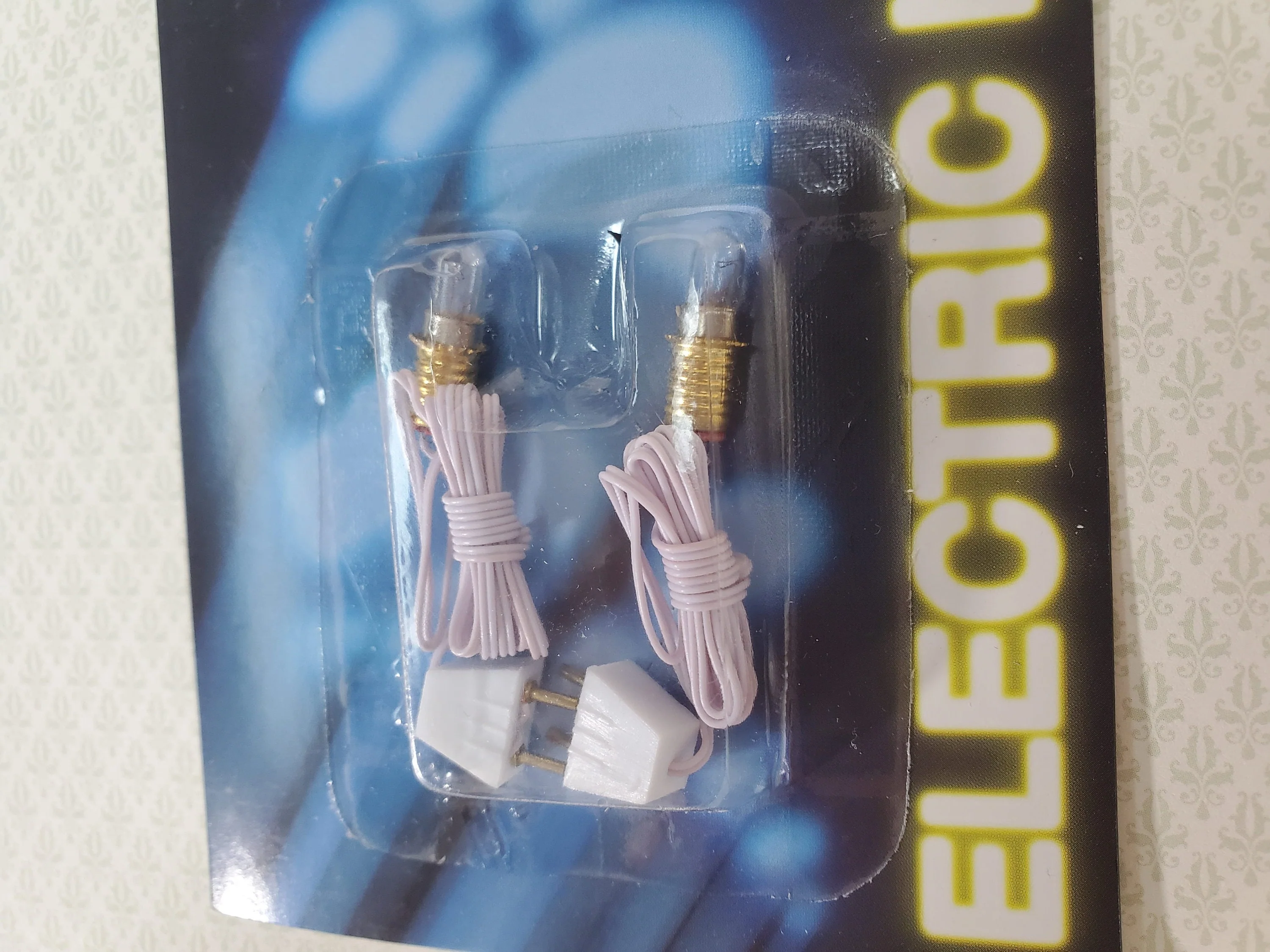 Dollhouse Screw Base Bulb Socket with Wire Plug & Replaceable Bulb x2 Miniatures DIY Lights - Image 2