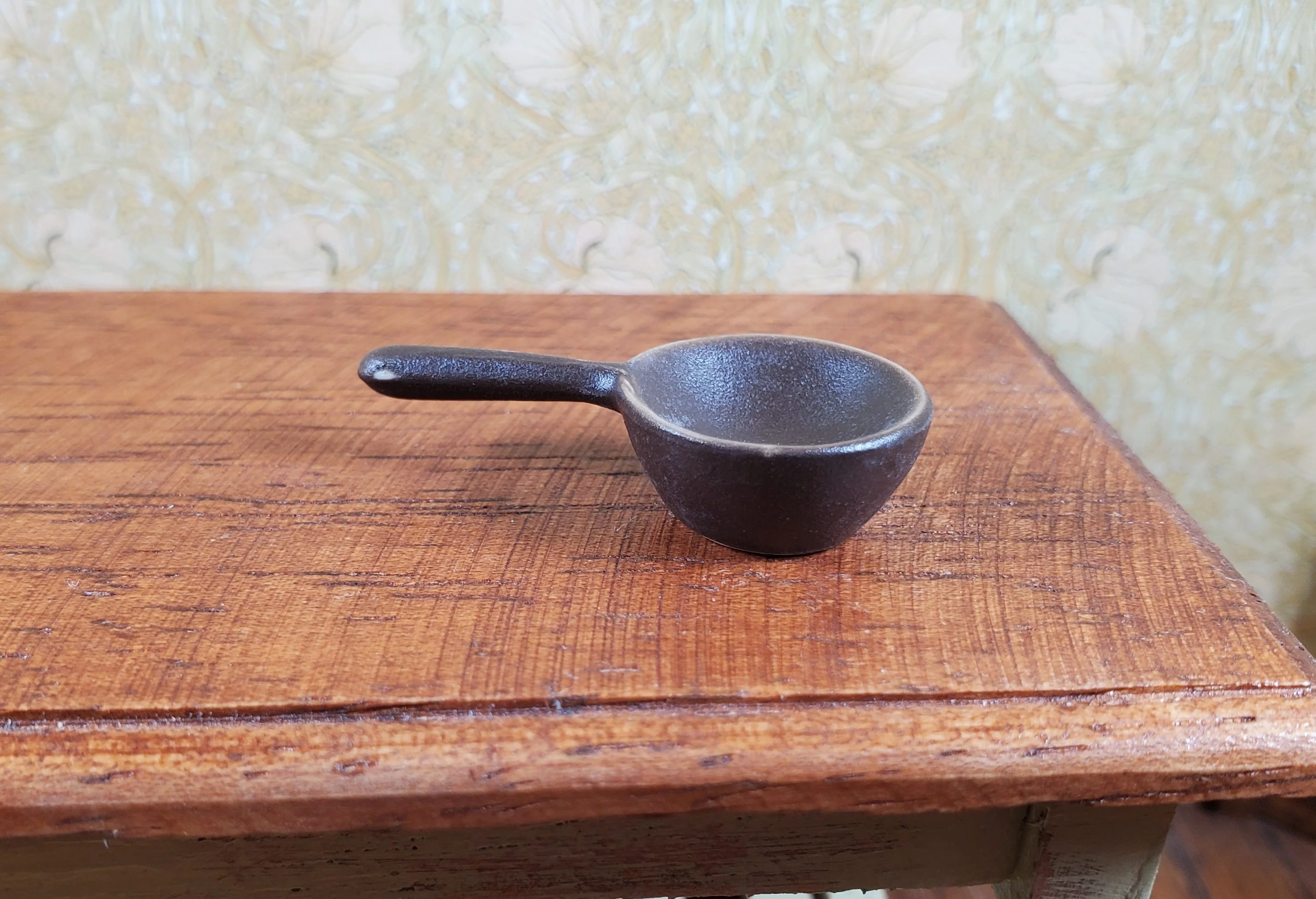 Dollhouse Small Brown Ceramic Soup Pot with Handle 1:12 Scale Miniature - Image 2