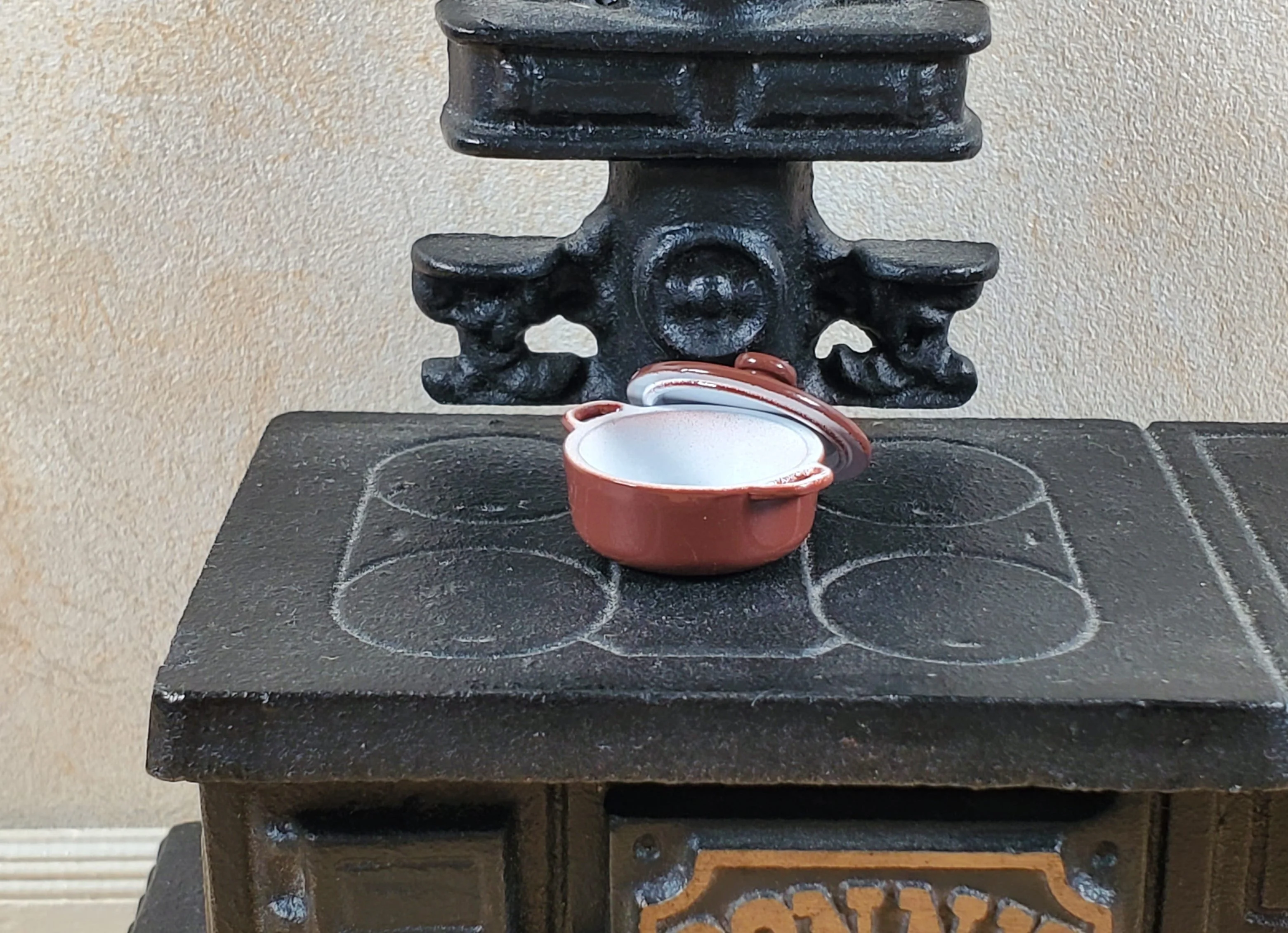 Dollhouse Small Dutch Oven Pot with Removeable Lid Brown 1:12 Scale Miniature - Image 4