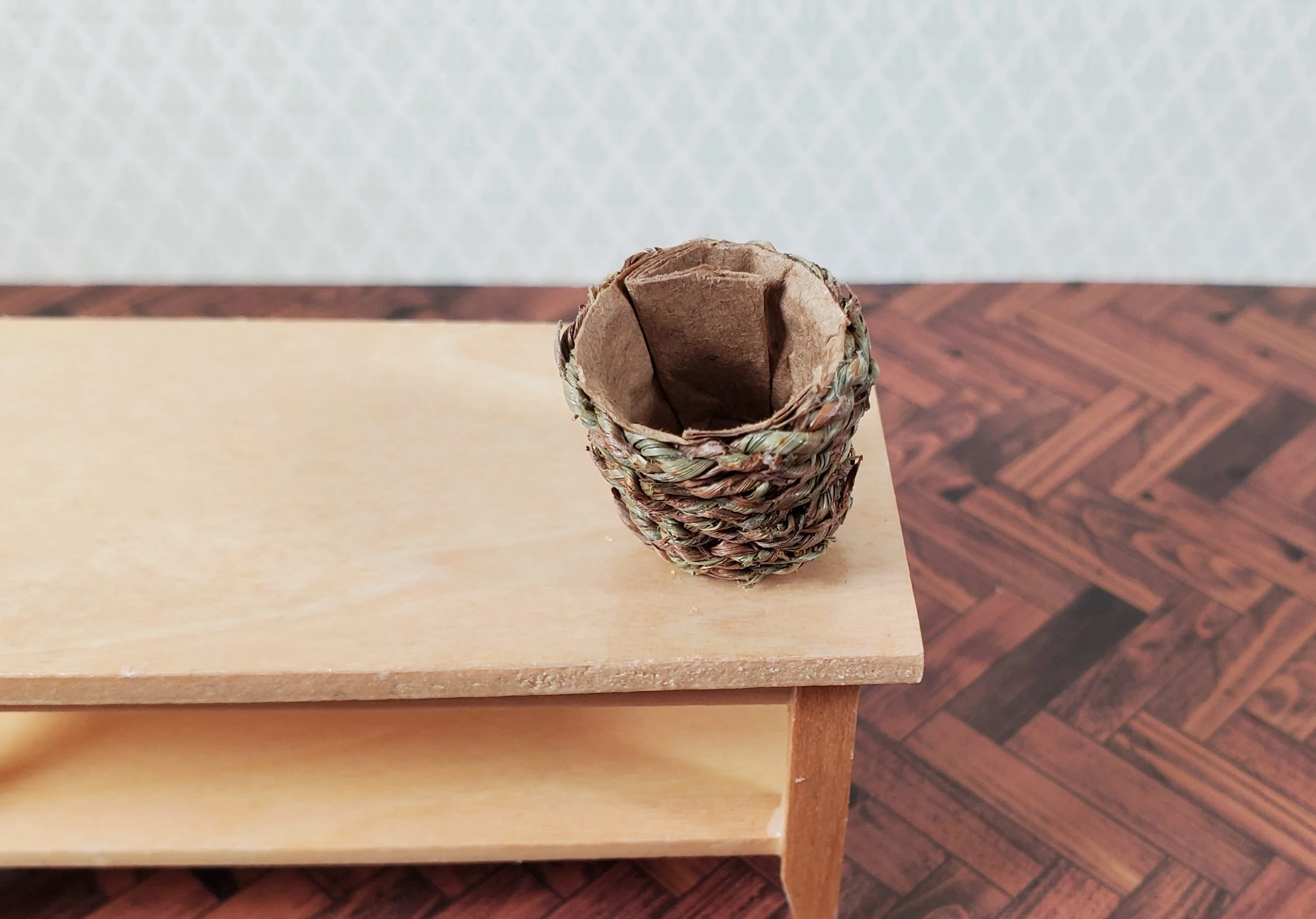 Dollhouse Small Round Natural Fiber Basket 1:12 Scale Miniature - Image 2