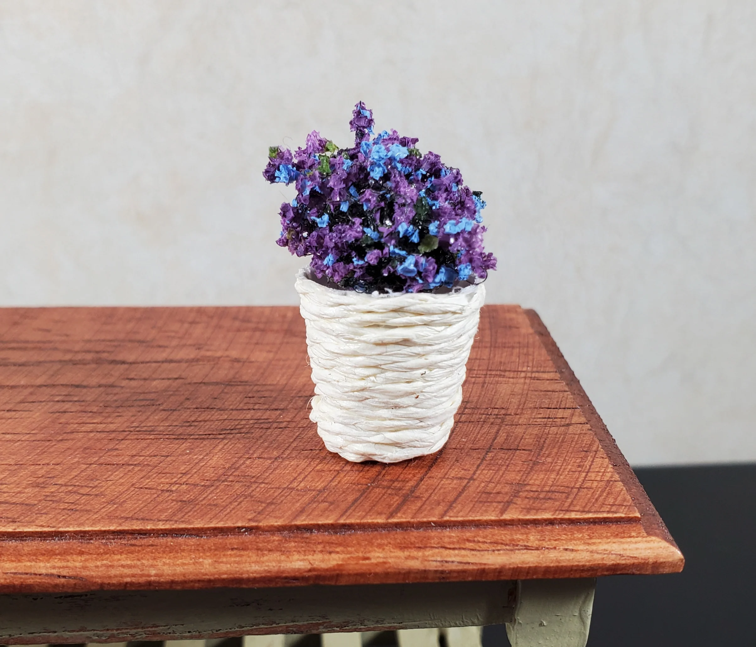 Dollhouse Small Round Natural Fiber Basket White 1:12 Scale Miniature - Image 3
