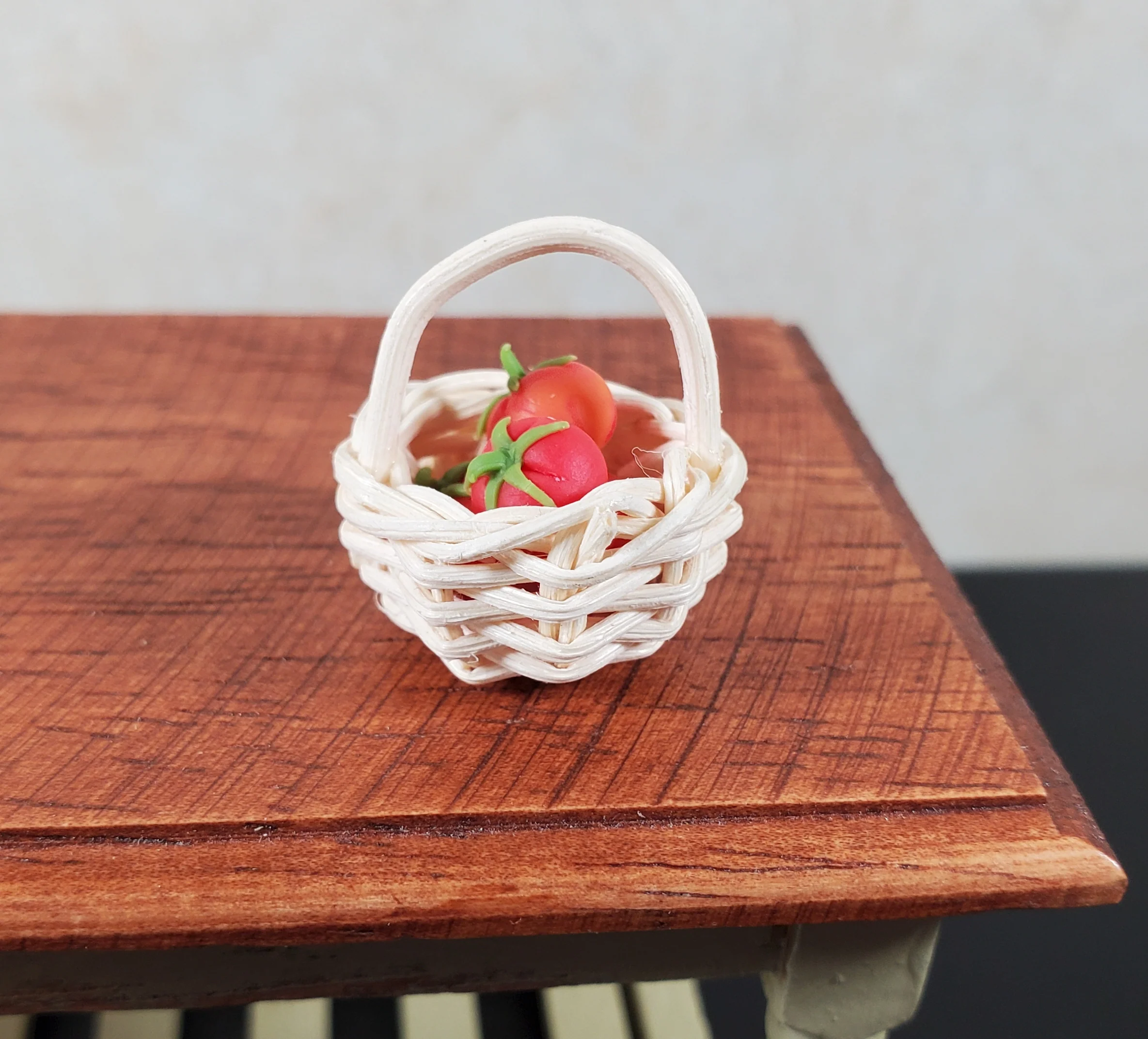 Dollhouse Small Round Natural Fiber Basket with Handle 1:12 Scale Miniature - Image 2