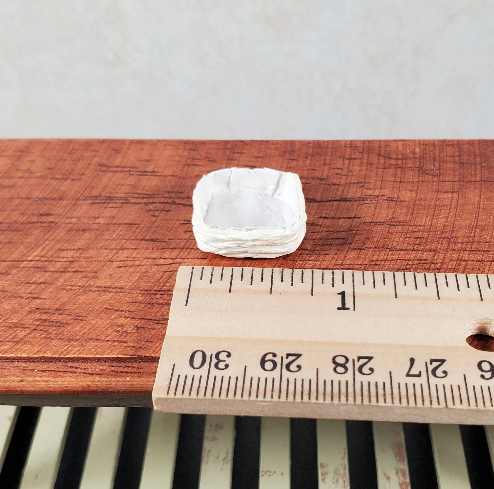 Dollhouse Square Flat Basket White 1:12 Scale Miniature - Image 3