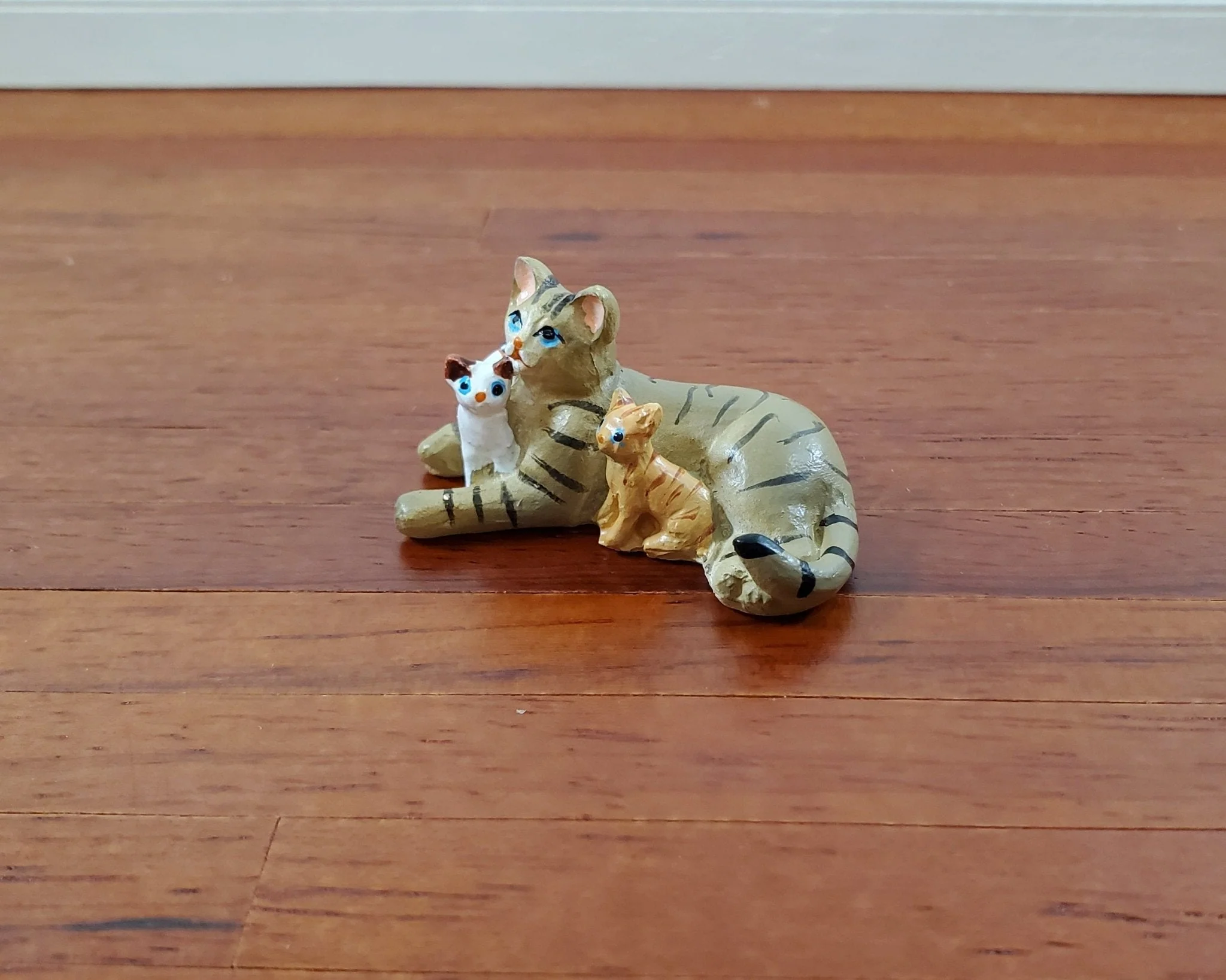 Dollhouse Tabby Cat with Kittens Momma with Babies 1:12 Scale Miniature Pet
