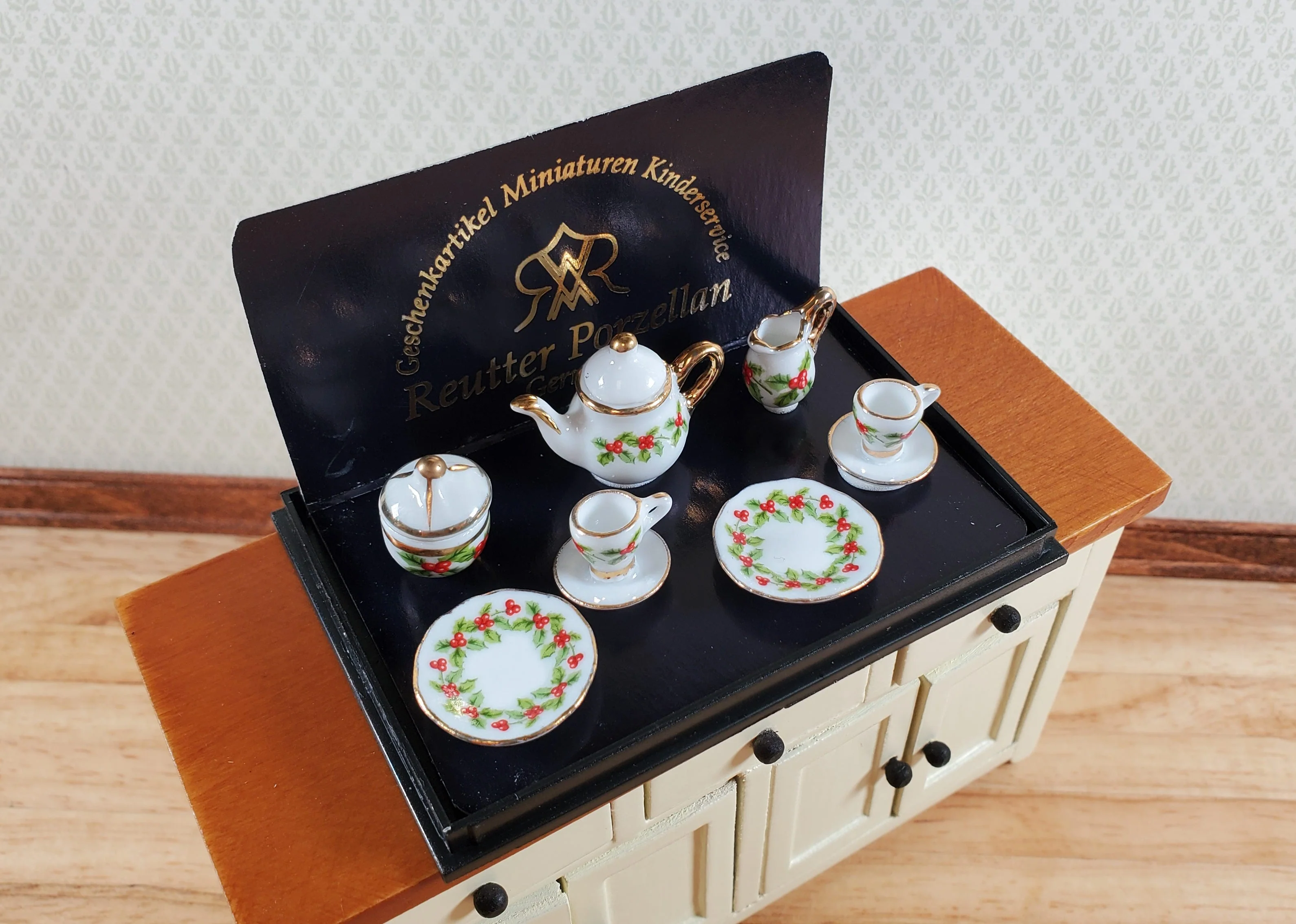 Dollhouse Tea Set Mistletoe Reutter Porcelain 1:12 Scale Teapot Cups Cream Sugar - Image 3