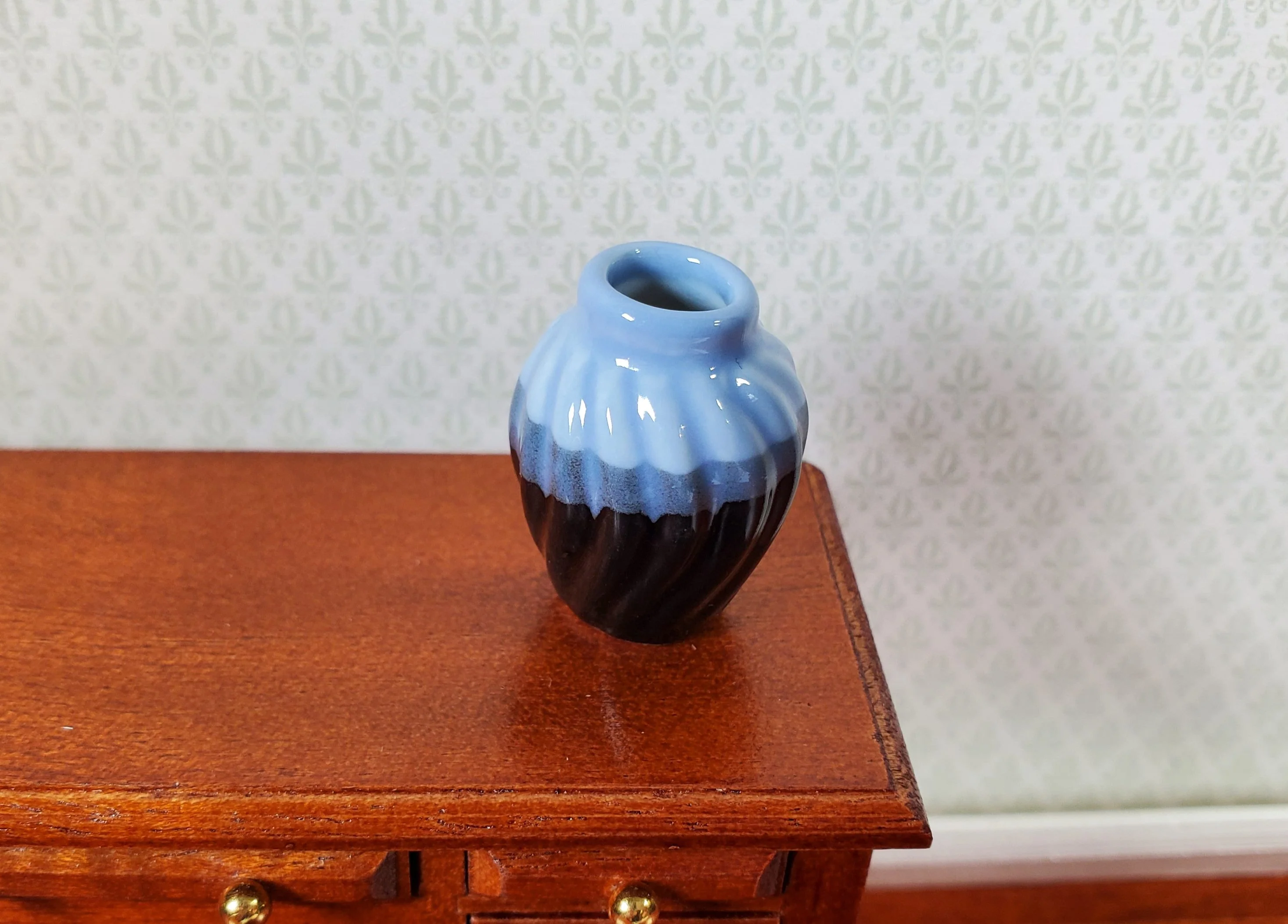 Dollhouse Two Toned Black Ceramic Vase with Wave Pattern 1:12 Scale Miniature - Image 2