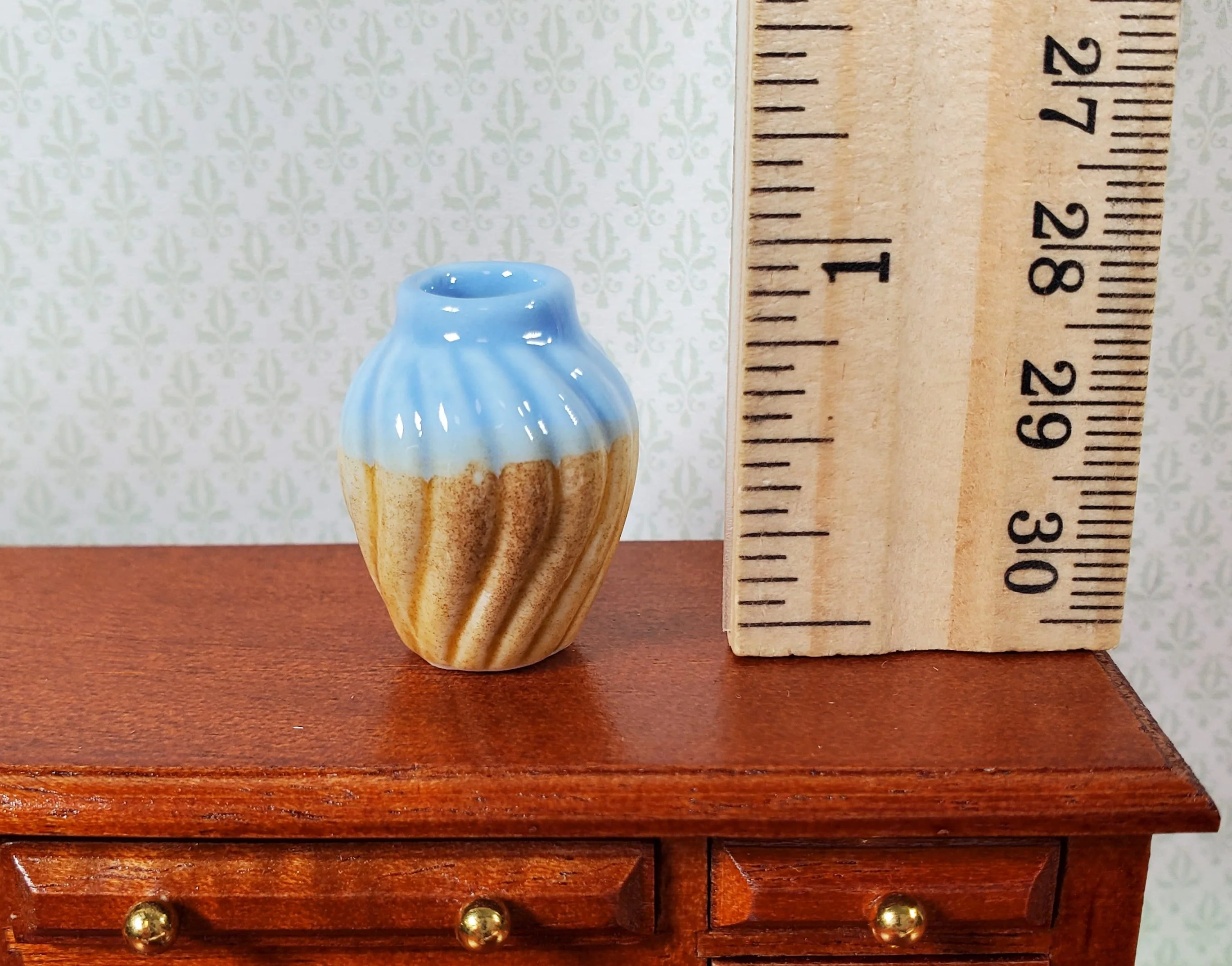 Dollhouse Two Toned Ceramic Vase with Wave Pattern 1:12 Scale Miniature - Image 3