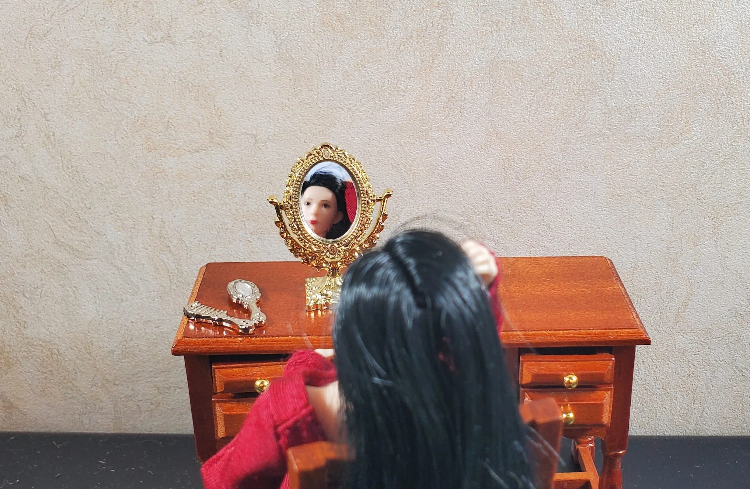 Dollhouse Vanity Make-Up Mirror with Comb and Small Mirror 1:12 Scale Miniature - Image 2