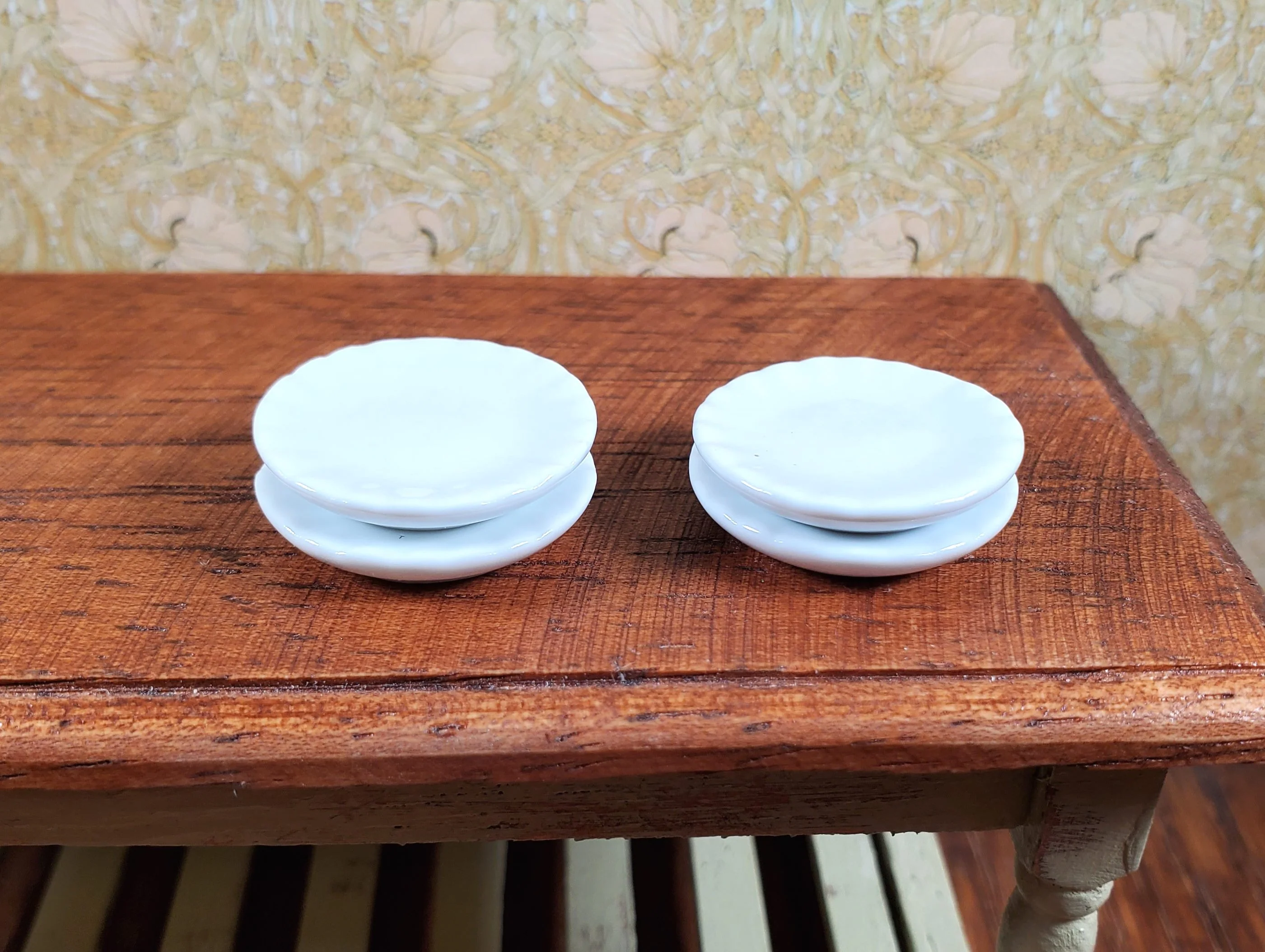 Dollhouse White Fluted Edge Ceramic Dinner Plates Set of 4 1:12 Scale Miniatures - Image 2