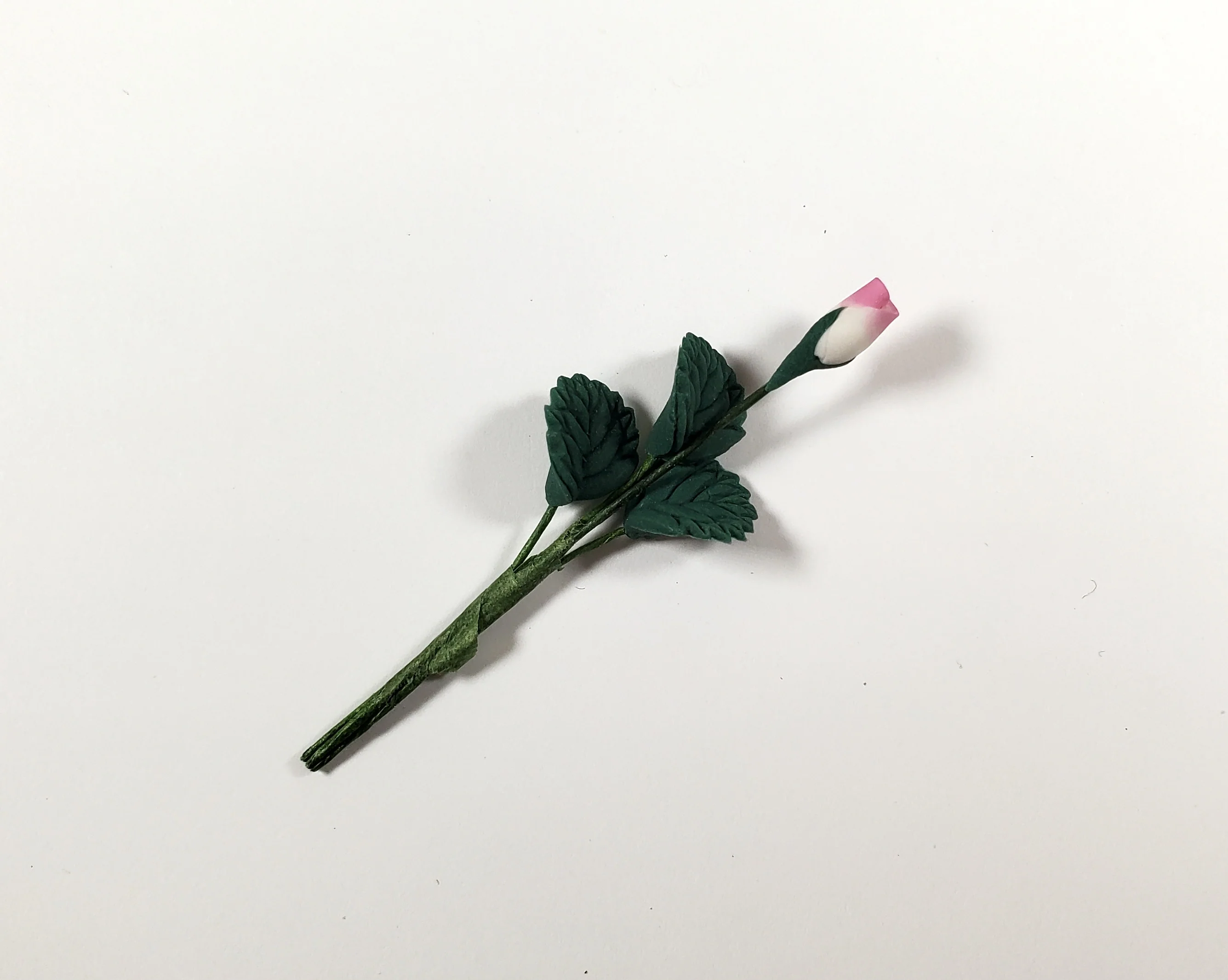 Dollhouse White & Pink Rose Bud Single Stem with Foliage 1:12 Scale Miniature - Image 2
