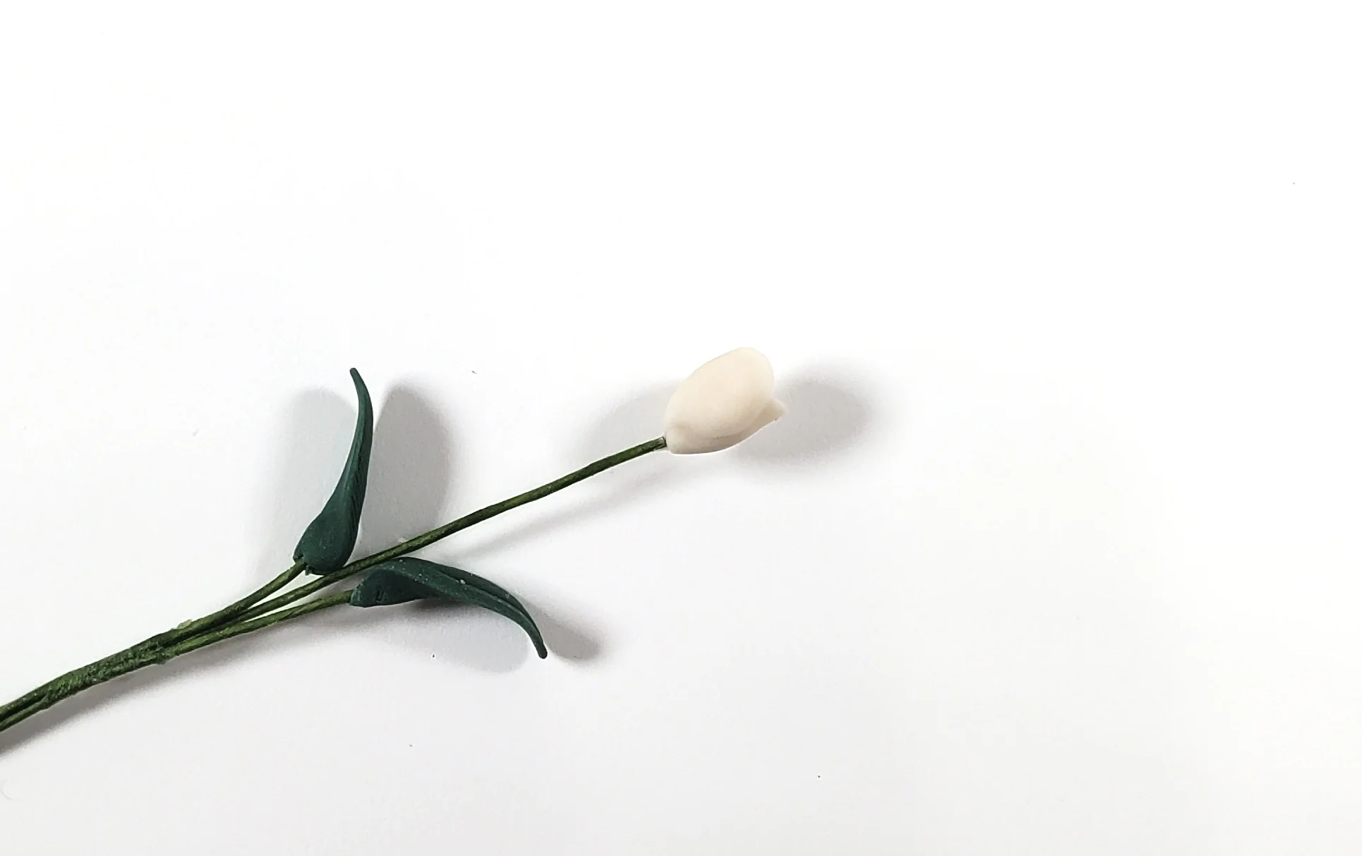Dollhouse White Tulip Single Stem with Foliage Extra Long 1:12 Scale Miniature - Image 2