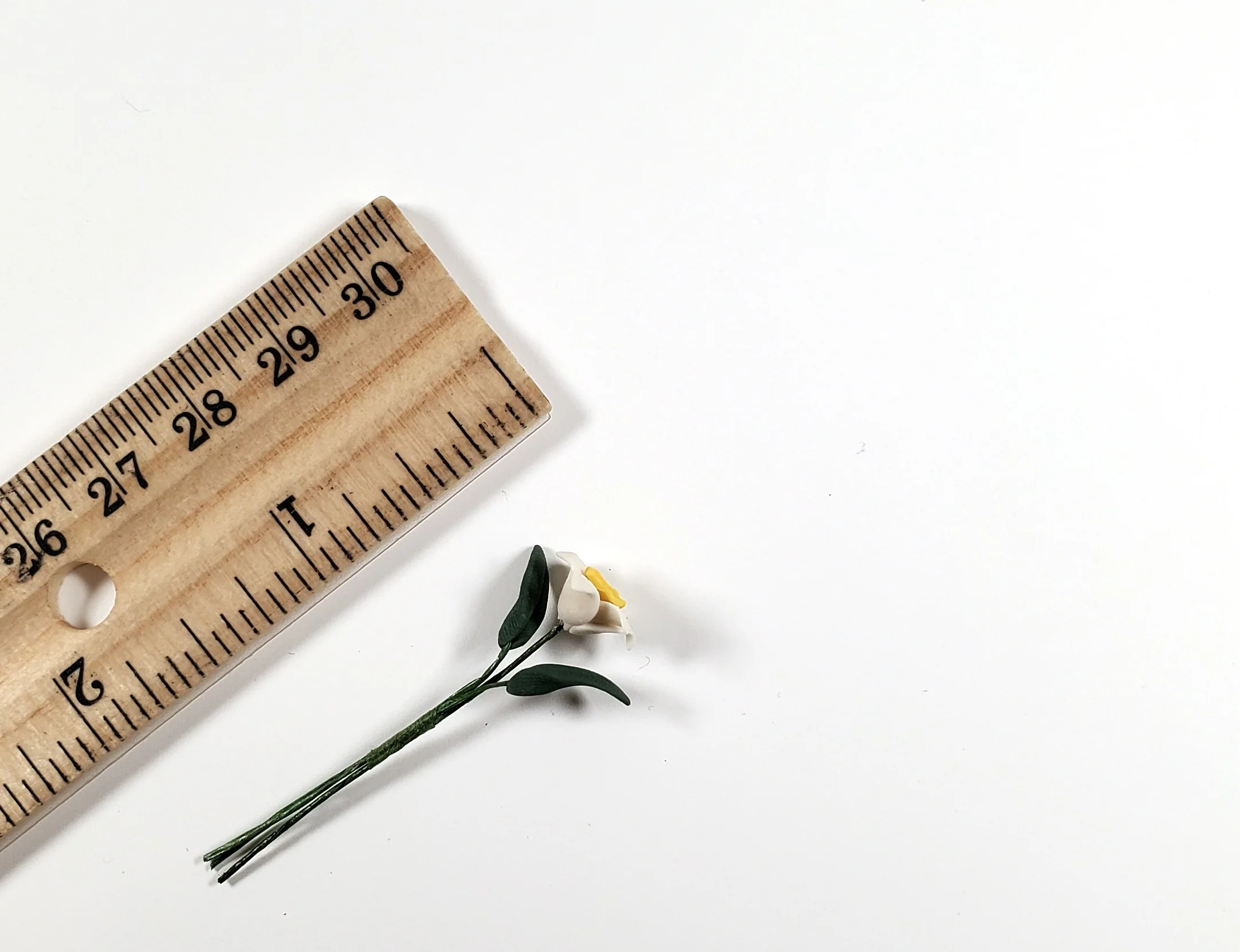 Dollhouse White & Yellow Daffodil Single Stem with Leaves 1:12 Scale Miniature - Image 3