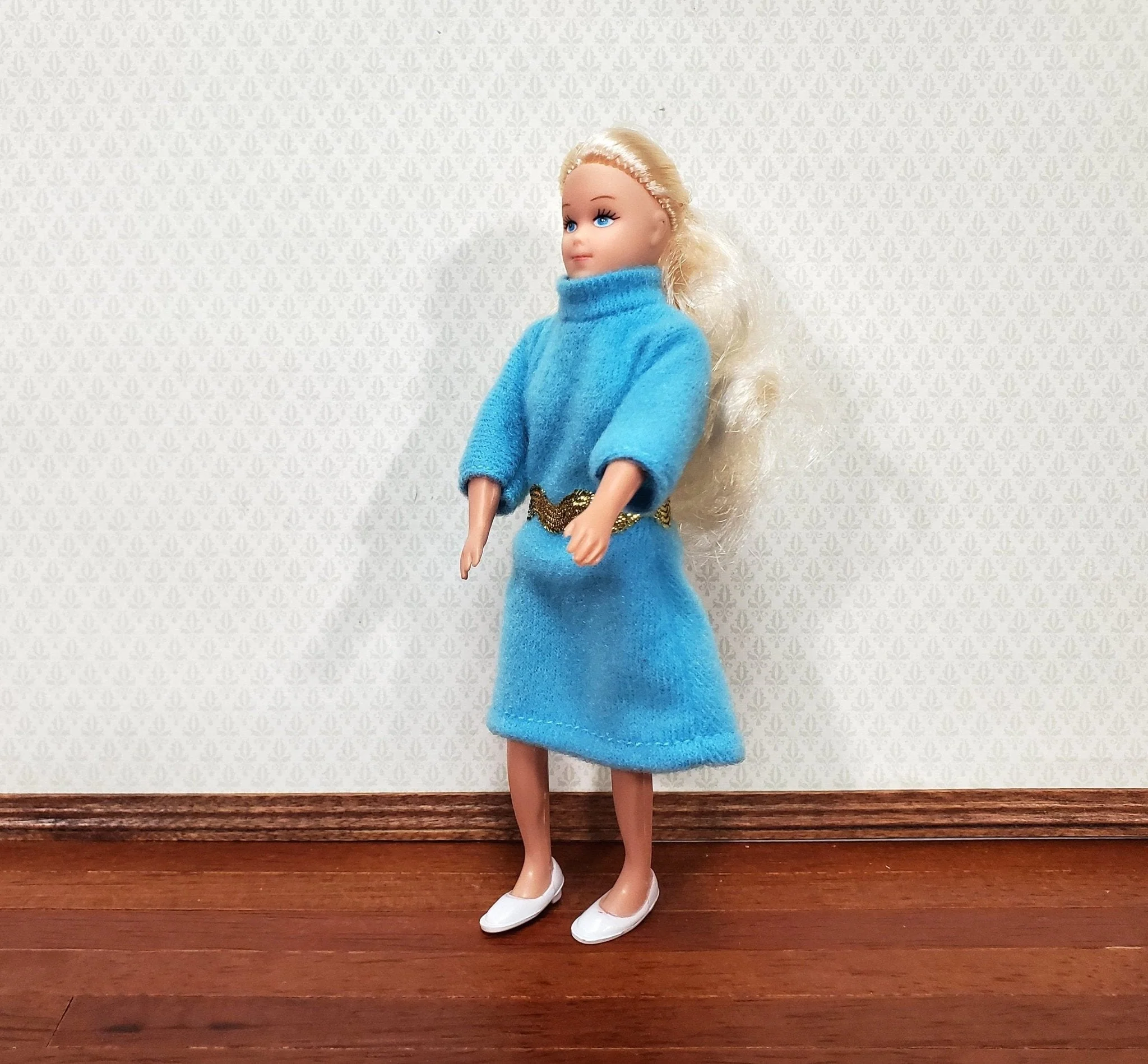 Dollhouse Woman Modern Doll Mom Mother Poseable 1:12 Scale Removable Clothes - Image 4