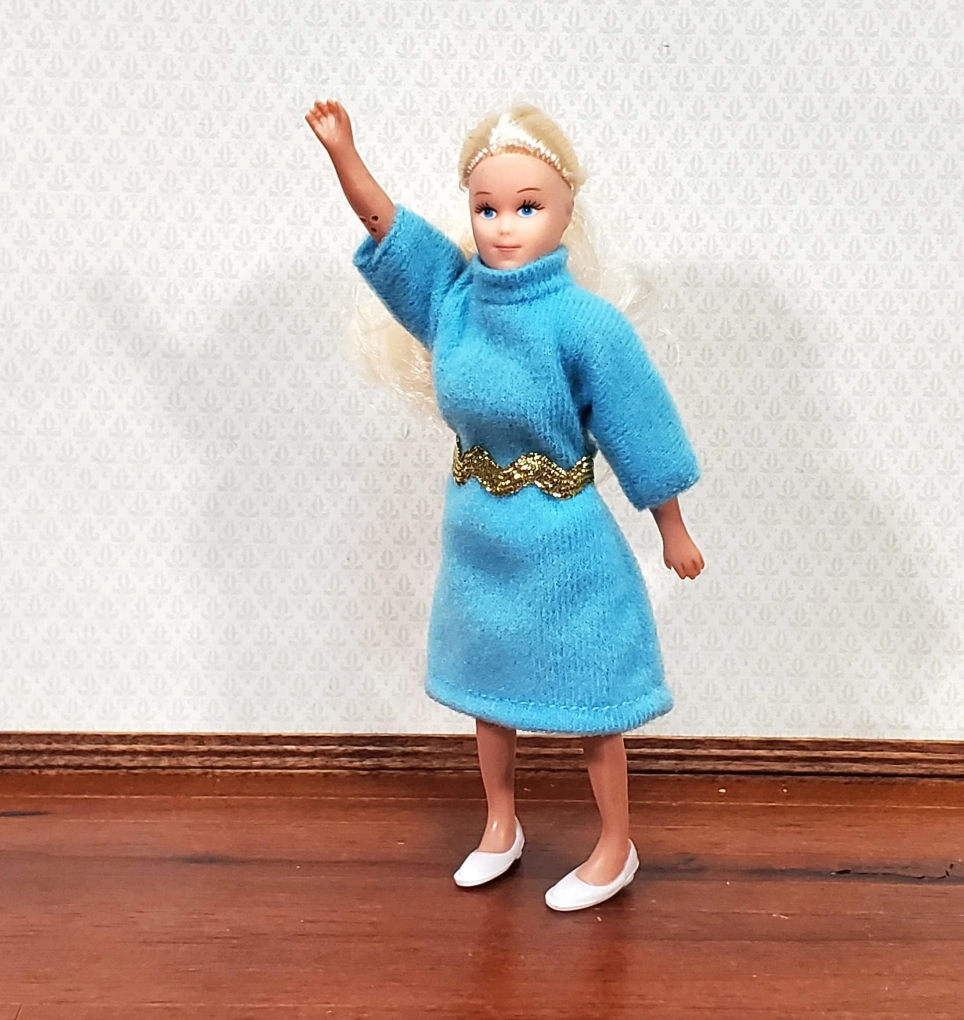 Dollhouse Woman Modern Doll Mom Mother Poseable 1:12 Scale Removable Clothes - Image 5