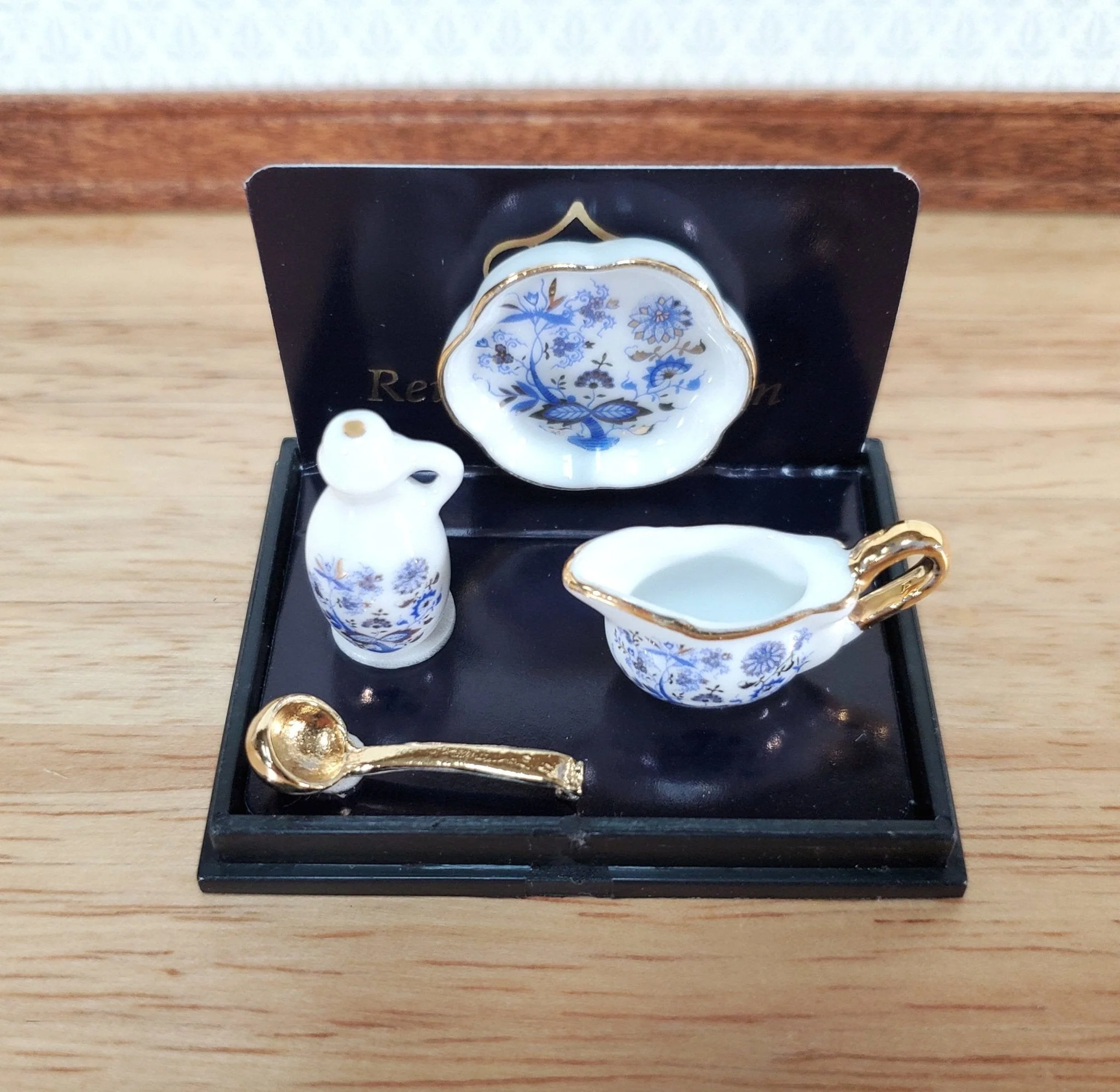 Reutter Porcelain Miniatures 4 Piece Serving Set 1:12 Scale Blue White Gravy Boat Tray - Image 2