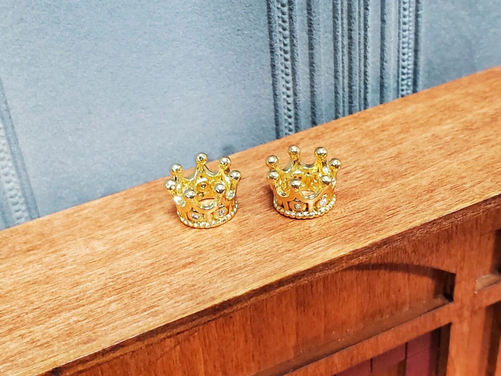Tiny Crowns Gold Metal Set of 2 Miniatures Jewelry Model Making 1:48 Scale