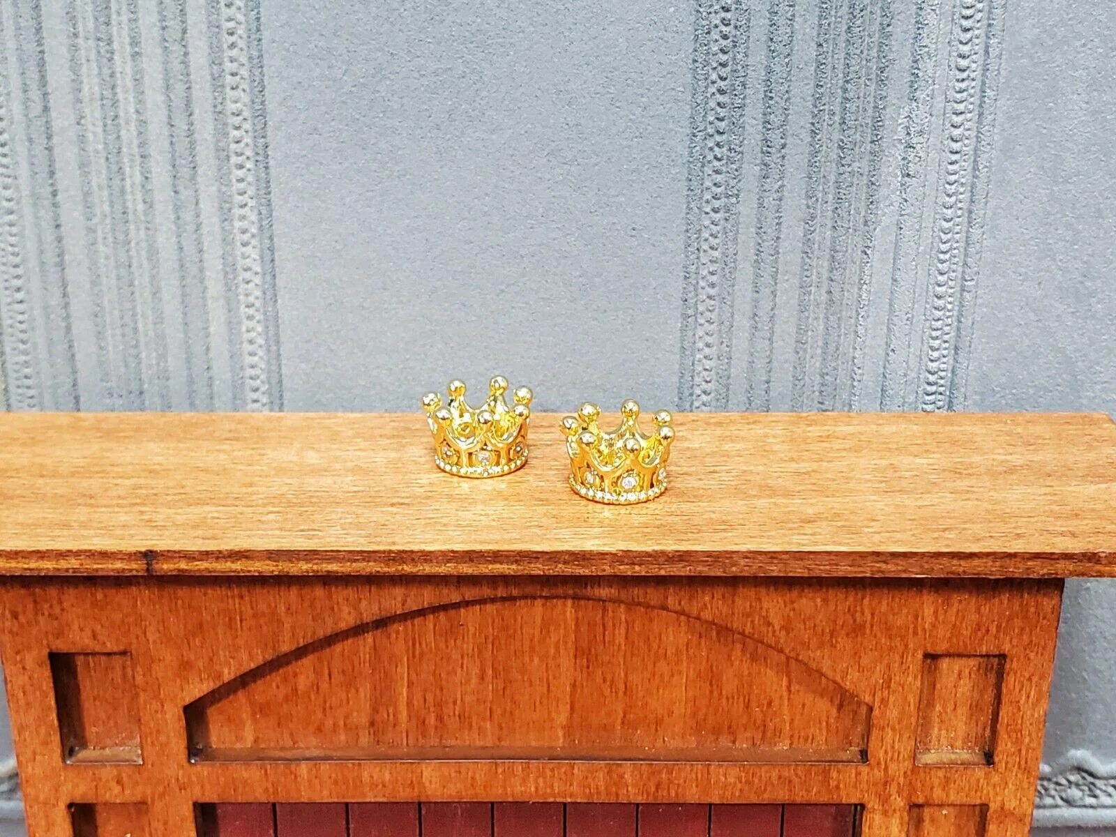 Tiny Crowns Gold Metal Set of 2 Miniatures Jewelry Model Making 1:48 Scale - Image 2